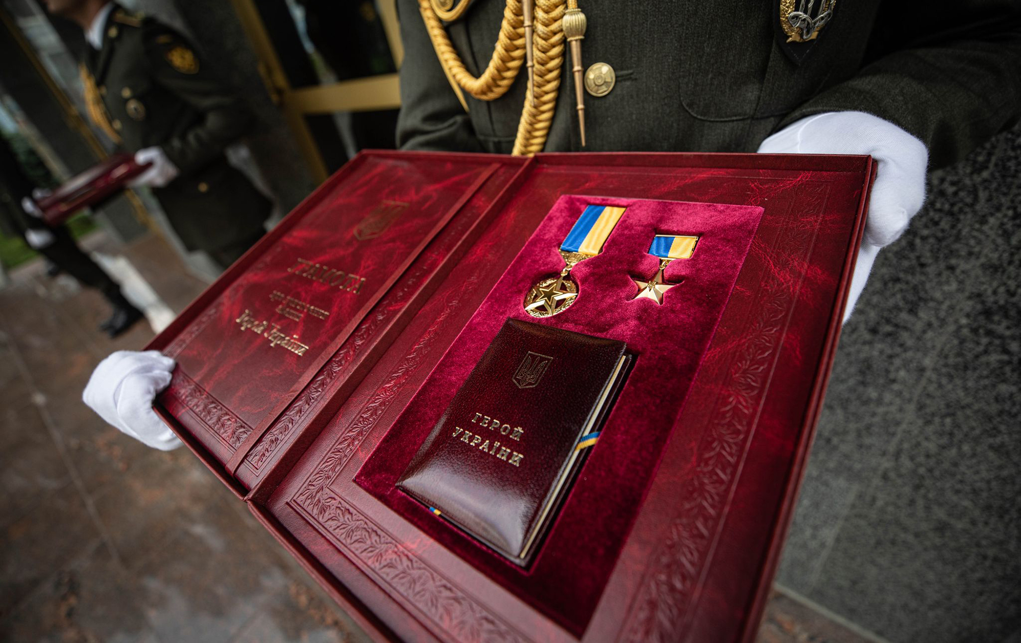 Хто і чому може залишитись без "Героя України" та навіщо для цього новий закон